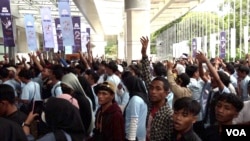 Young Indonesians stream into a campaign event for Prabowo Subianto. More than half of Indonesia’s eligible voters are younger than 40, about a third are under 30. (Dave Gunebaum/VOA)