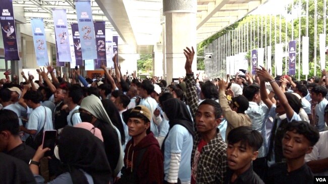 Young Indonesians stream into a campaign event for Prabowo Subianto. More than half of Indonesia's eligible voters are younger than 40, and about a third are under 30. (Dave Gunebaum/VOA)
