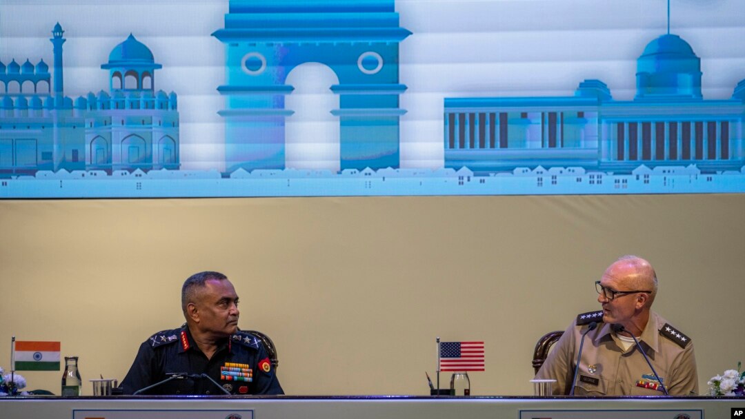 El jefe de personal del Ejército estadounidense, general Randy George (derecha), y el jefe del Ejército indio, general Manoj Pande, en una conferencia de prensa antes de la 13.ª Conferencia de Jefes de Ejércitos del Indo-Pacífico en Nueva Delhi, martes 26 de septiembre de 2023. 