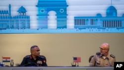 El jefe de personal del Ejército estadounidense, general Randy George (derecha), y el jefe del Ejército indio, general Manoj Pande, en una conferencia de prensa antes de la 13.ª Conferencia de Jefes de Ejércitos del Indo-Pacífico en Nueva Delhi, martes 26 de septiembre de 2023. 