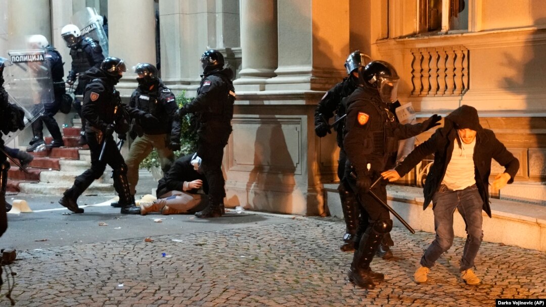 Policijska intervencija pred sedištem Gradske uprave u Beogradu (Foto AP/Darko Vojinović)