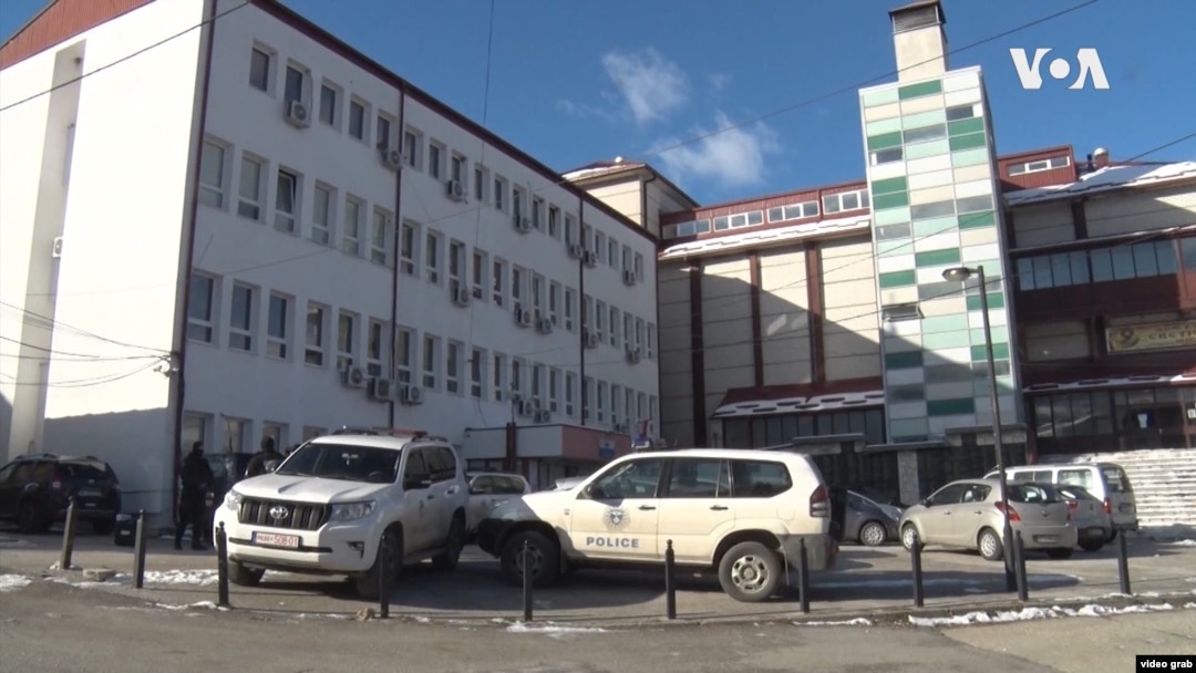 Bivši gradonačelnik Štrpca i još 11 ljudi uhapšeno je u decembru 2021. godine zbog navodne zloupotrebe službenog položaja, primanja mita i vršenja uticaja u vezi sa izdavanjem dozvola za gradnju na Brezovici. (Foto: VOA/video grab)