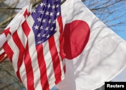 为迎接日本首相岸田文雄访美，华盛顿白宫附近的街头已经挂起了美日两国旗帜。（2024年4月5日）