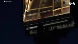 Музичар свири пијано висејќи во воздух