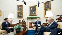 သမ္မတ Joe Biden က အိမ်ဖြူတော် ဘဲဥပုံရုံးခန်းမှာ လွှတ်တော်ခေါင်းဆောင်တွေနဲ့ တွေ့ဆုံ။ (အောက်လွှတ်တော်ဥက္ကဋ္ဌ Mike Johnson ၊ ဒုသမ္မတ Kamala Harris နဲ့ အထက်လွှတ်တော် လူများစုခေါင်းဆောင် Chuck Schumer) (ဖေဖေါ်ဝါရီ ၂၇၊ ၂၀၂၄) 