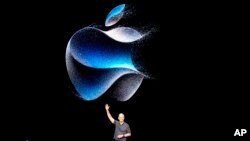 PDG Apple la, Tim Cook salye odyans la nan moman li monte sou sen nan pou anonse nouvo pwodui Apple yo nan baz konpayi teknoloji a nan Cupertino, Kalifoni, 12 Sept. 2023. 
