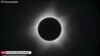 Dalam screengrab yang diambil pada 20 April 2023 dari rekaman video Timeanddate, Perth Observatory, dan Learmonth Solar Observatory via AFPTV, gerhana matahari total terlihat di kota Exmouth, Australia Barat. (Foto oleh berbagai sumber / AFP)