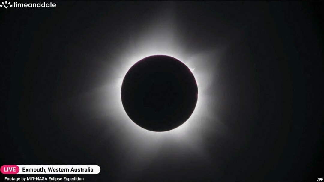 Dalam screengrab yang diambil pada 20 April 2023 dari rekaman video Timeanddate, Perth Observatory, dan Learmonth Solar Observatory via AFPTV, gerhana matahari total terlihat di kota Exmouth, Australia Barat. (Foto oleh berbagai sumber / AFP)