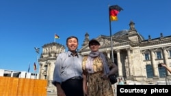 Nhà hoạt động Nguyễn Bắc Truyển và vợ là bà Bùi Thị Kim Phượng tại Berlin, Đức, sau khi ông được ra tù ở Việt Nam ngày 7/9/2023.