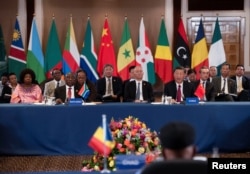 Presiden China Xi Jinping dan Presiden Afrika Selatan Cyril Ramaphosa menghadiri Dialog Meja Bundar Pemimpin China-Afrika di Johannesburg, Afrika Selatan, 24 Agustus 2023. (Foto: REUTERS)