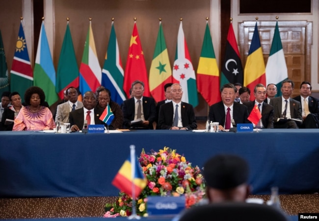 Presiden China Xi Jinping dan Presiden Afrika Selatan Cyril Ramaphosa menghadiri Dialog Meja Bundar Pemimpin China-Afrika di Johannesburg, Afrika Selatan, 24 Agustus 2023. (Foto: REUTERS)