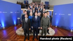 Delegati poziraju za fotografiju na sastanku koji je organizovala Ukrajina tokom vikenda kako bi razgovarali o svojoj mirovnoj formuli za okončanje rata sa Rusijom, u Sent Džulianu, Malta, 28. oktobra 2023.