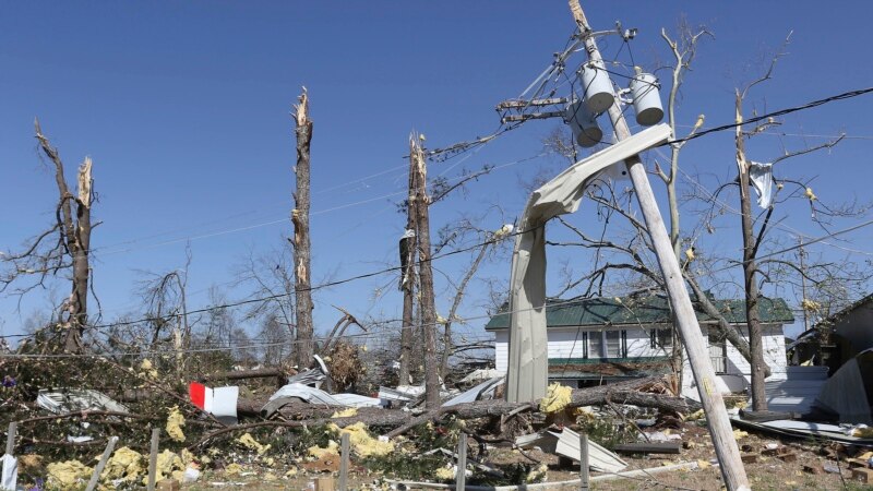 Mississippi yang dilanda tornado menyatakan keadaan darurat