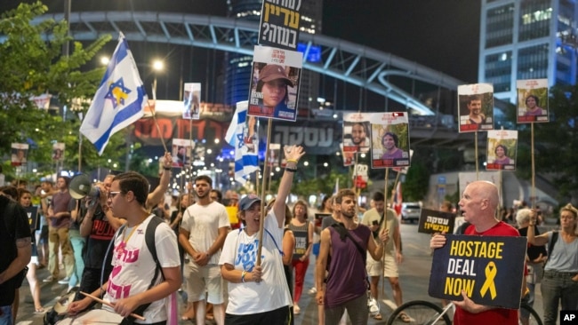 Të afërmit e pengjeve që mbahen nga Hamasi protestojnë në Tel Aviv (27 gusht 2024)