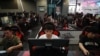 资料照片：年轻人在北京的一个网吧里玩网游。（2021年9月10日）