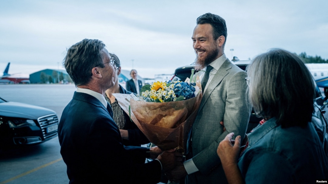Johan Floderus, setelah dibebaskan dari penjara di Iran, disambut oleh Perdana Menteri Swedia Ulf Kristersson di Bandara Arlanda, di Stockholm, Sabtu 15 Juni 2024.