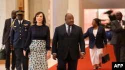 FILE - Gabonese President Ali Bongo (C) and his wife Sylvia arrive to the Presidential Palace on March 28, 2017 in Libreville.