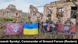 Ukrajinski vojnici u oslobođenom selu