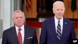 Presiden Joe Biden (kanan) ketika menerima Raja Yordania Abdullah II di Gedung Putih, 12 Februari 2024 lalu (foto: dok). 