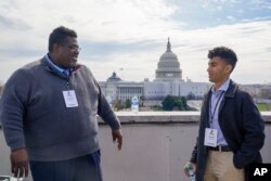 Influencer TikTok Jason Linton (kiri), dan Gohar Khan di sela-sela wawancara dengan media, di Washington, DC, Rabu, 22 Maret 2023. (AP/Jess Rapfogel)