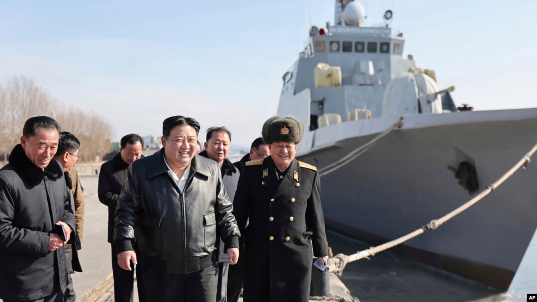 Pemimpin Korea Utara Kim Jong Un, tengah, mengunjungi galangan kapal di Nampho, Korea Utara. (Foto: KCNA via AP)