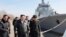 Pemimpin Korea Utara Kim Jong Un, tengah, mengunjungi galangan kapal di Nampho, Korea Utara. (Foto: KCNA via AP)