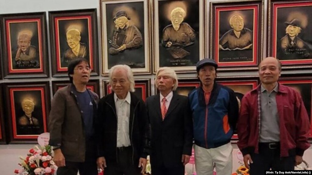 Khai mạc triển lãm chân dung gò đồng của Phạm Xuân Trường. Có 31 tác phẩm bị cấm. (Hình: Tạ Duy Anh/Vanviet.info)