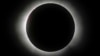 Bulan menutupi matahari saat terjadi gerhana matahari total di kota Mazatlan, Meksiko Senin, 8 April 2024. (AP)&nbsp;
