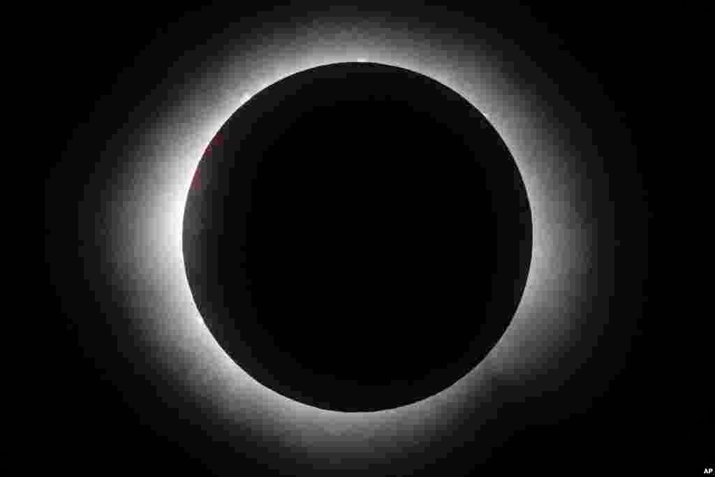 The moon covers the sun during a total solar eclipse in Mazatlan, Mexico.&nbsp;