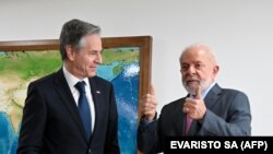Presidente brasileiro Luiz Inácio Lula da Silva à entrada da reunião com o secretário de estado americano, Antony Blinken