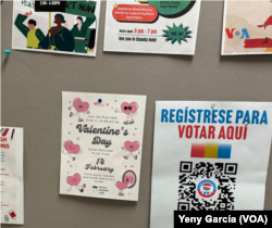 Carteles con invitaciones a una fiesta por el Día de San Valentín y llamados a registrarse para votar coinciden en un tablero de anuncios en la Universidad Queens en Charlotte, Carolina del Norte, el 5 de febrero de 2024.