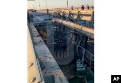 Esta foto publicada por Ostorozhno Novosti el lunes 17 de julio de 2023 muestra partes dañadas de un enlace automovilístico del puente de Crimea que conecta la parte continental de Rusia y la península de Crimea sobre el estrecho de Kerch, no lejos de Kerch, Crimea.