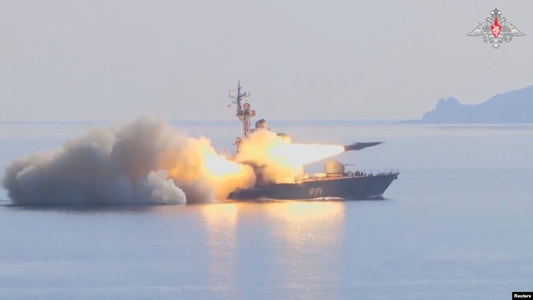 Kapal rudal Armada Pasifik Rusia menembakkan rudal jelajah Moskit ke target musuh tiruan di perairan Laut Jepang, dalam gambar yang diambil dari video yang dirilis 28 Maret 2023. (Kementerian Pertahanan Rusia/Handout via REUTERS}