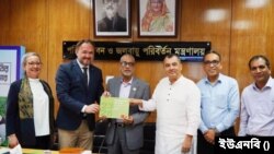 ‘সাসটেইনেবল অ্যান্ড গ্রিন ফ্রেমওয়ার্ক এনগেজমেন্ট’ বিষয়ে বাংলাদেশ-ডেনমার্ক যৌথ কর্মপরিকল্পনার উদ্বোধনে ডেনমার্কের উন্নয়ন সহযোগিতা মন্ত্রী ড্যান জার্গেনসেন ও প্রধানমন্ত্রীর জলবায়ু পরিবর্তন বিষয়ক বিশেষ দূত সাবের হোসেন চৌধুরী।