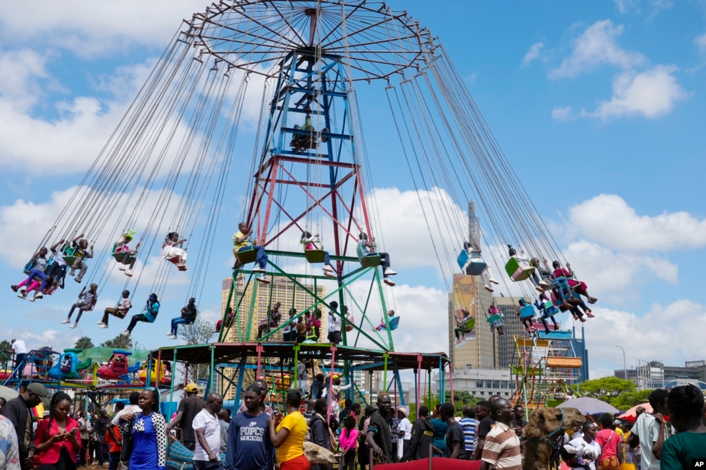 Un tiovivo repleto de niños y adultos hace parte de las atracciones durante las vacaciones de Navidad en Kenia.