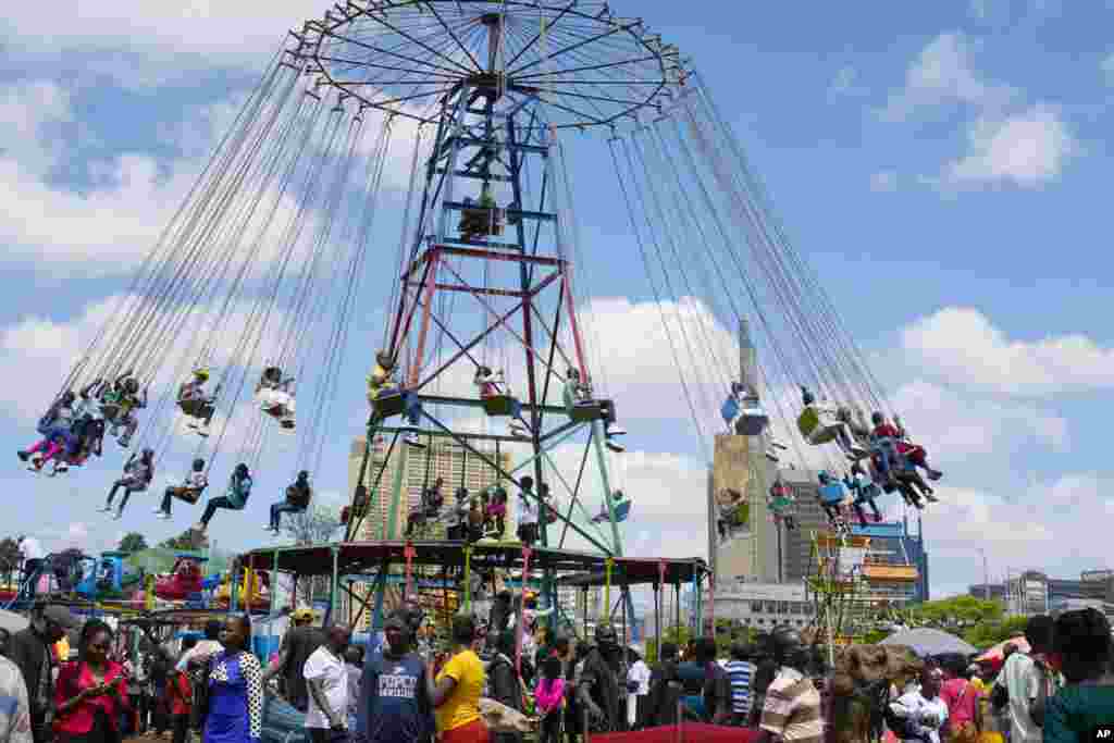 Un tiovivo repleto de niños y adultos hace parte de las atracciones durante las vacaciones de Navidad en Kenia.