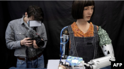 جنیوا میں ہونے والی کانفرنس میں انسان نما روبوٹ بنانے والی کمپنیاں منصوعی ذہانت پر کام کرنے والے روبوٹ بھی لائیں گی۔ فائل فوٹو