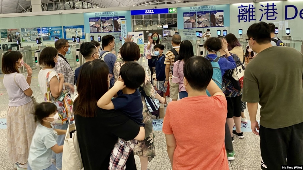 香港中文大学亚太研究所12月14日公布民调显示，接近38%受访者有打算移民海外，较去年同期的调查上升超过9个百分点 (美国之音/汤惠芸)