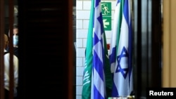 Bendera Arab Saudi dan Israel dipasang berdampingan menjelang pertemuan Menteri Luar Negeri AS Antoni Blinken di Departemen Luar Negeri di Washington, 14 Oktober 2021. (Foto: Jonathan Ernst/Reuters/Pool)