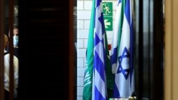 Bendera Arab Saudi dan Israel tampak berjejer di Departemen Luar Negeri di Washington, AS, 14 Oktober 2021. (Foto: REUTERS/Jonathan Ernst)
