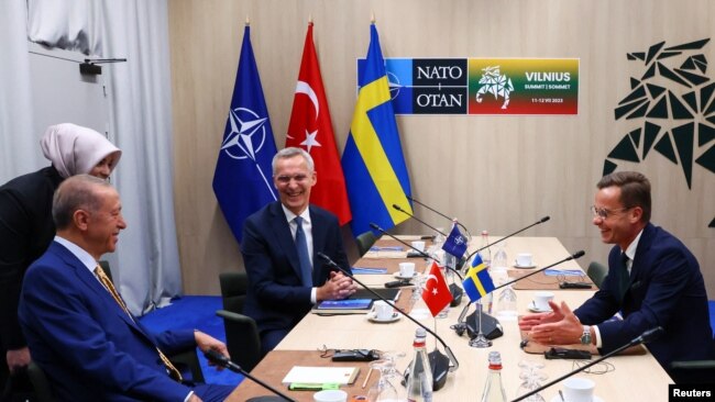 Cumhurbaşkanı Erdoğan, Vilnius’taki temaslarına, NATO Genel Sekreteri Jens Stoltenberg ve İsveç Başbakanı Ulf Kristersson ile, yaptığı üçlü toplantı ile başladı.