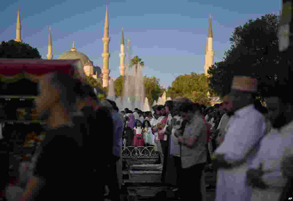 Umat Islam menghadiri salat Idul Adha di luar masjid ikonik Hagia Sophia (Aya Sofia) di distrik bersejarah Sultan Ahmed, Istanbul, Turki hari Rabu, 28 Juni 2023. (AP/Khalil Hamra)