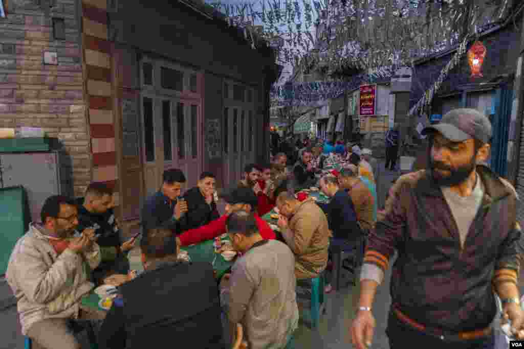 The charity iftar organizers and volunteers say menus and portion sizes are smaller this year because of Egypt's soaring food inflation, in Cairo, March 26, 2023. (Hamada Elrasam/VOA) 