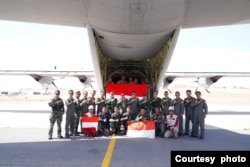 Para anggota TNI Angkatan Udara yang berhasil menerjunkan bantuan kemanusiaan di Gaza hari Selasa (9/4) (courtesy: Puspen TNI).