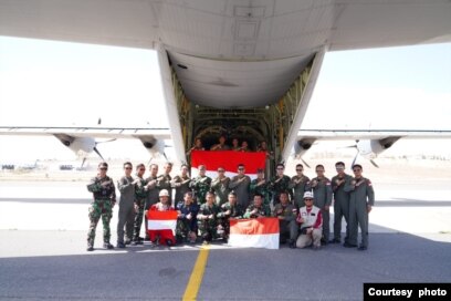 Para anggota TNI Angkatan Udara yang berhasil menerjunkan bantuan kemanusiaan di Gaza hari Selasa (9/4) (courtesy: Puspen TNI).