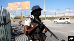 ARCHIVO: Un agente de la Policía Nacional patrulla una intersección en Puerto Príncipe, Haití, el viernes 26 de enero de 2024.