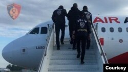 Turku Faruk Ozer, i shoqëruar nga agjentët e Interpol Ankarasë në aeroportin Nënë Tereza të Tiranës