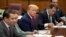 Donald Trump, acompanhado da sua equipa de defesa, no tribunal de Manhattan, Novo Iorque, 4 Abril 2023