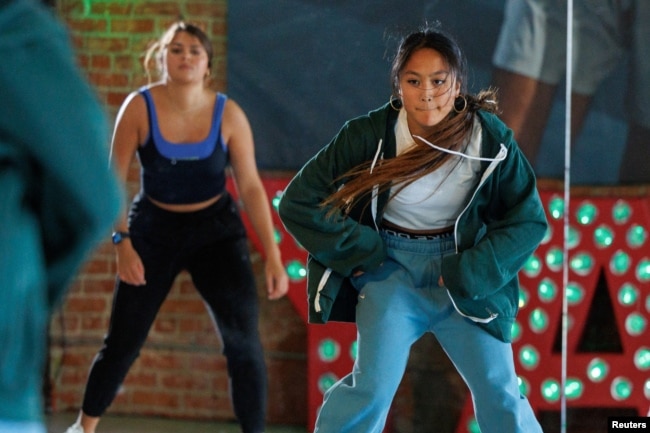 U.S. breakdancer Logan Edra performs a sequence of dance moves as she teaches a breakdancing class at Playground LA in Los Angeles, California, U.S., June 11, 2024. (REUTERS/Mike Blake)