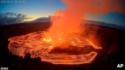 Dalam gambar webcam yang disediakan oleh Survei Geologi AS ini, letusan terjadi di puncak gunung berapi Kilauea di Hawaii, Rabu 7 Juni 2023. (Survei Geologi AS via AP)